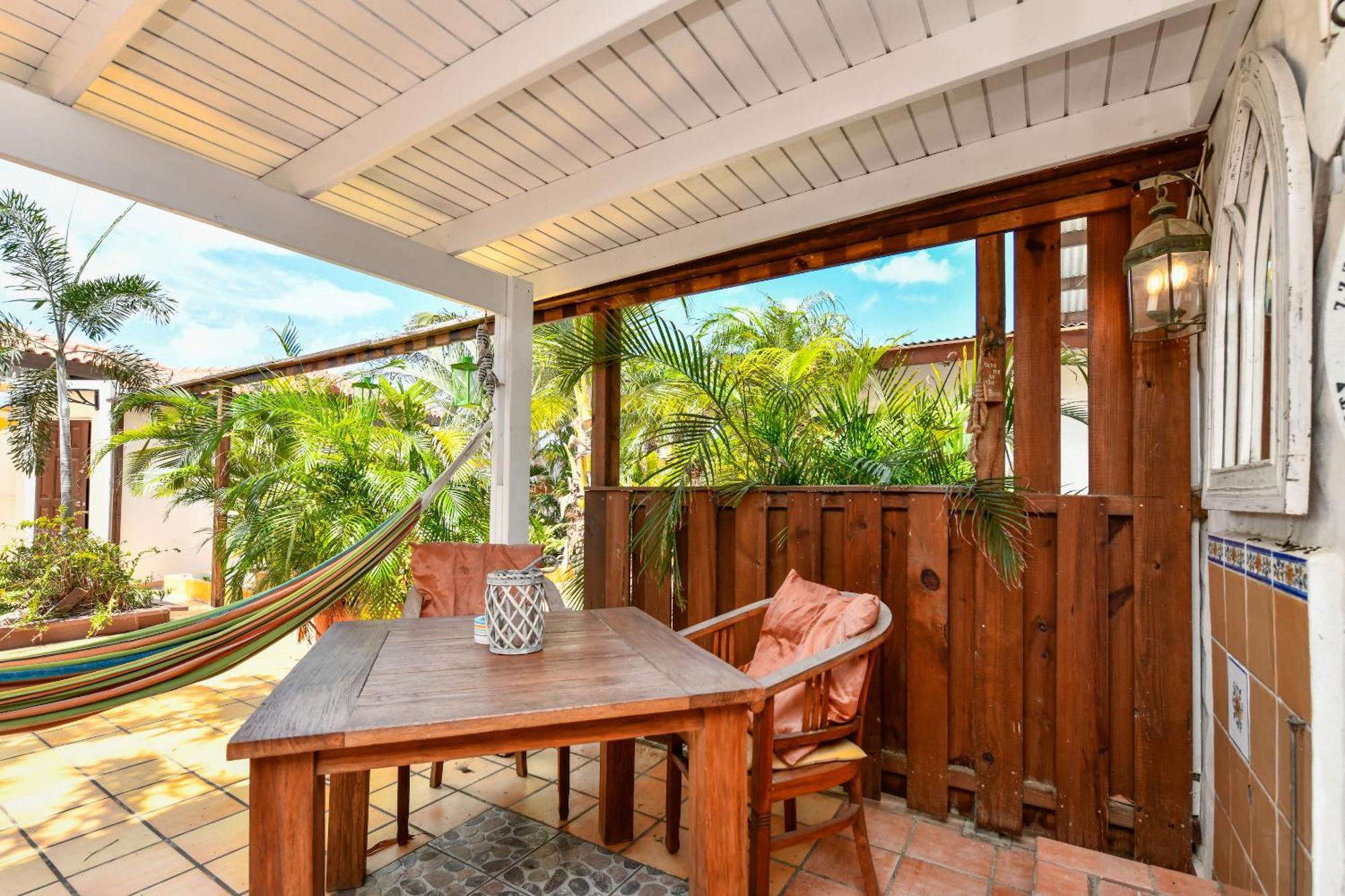 Brisas Studio Apartments Palm Beach Exterior foto