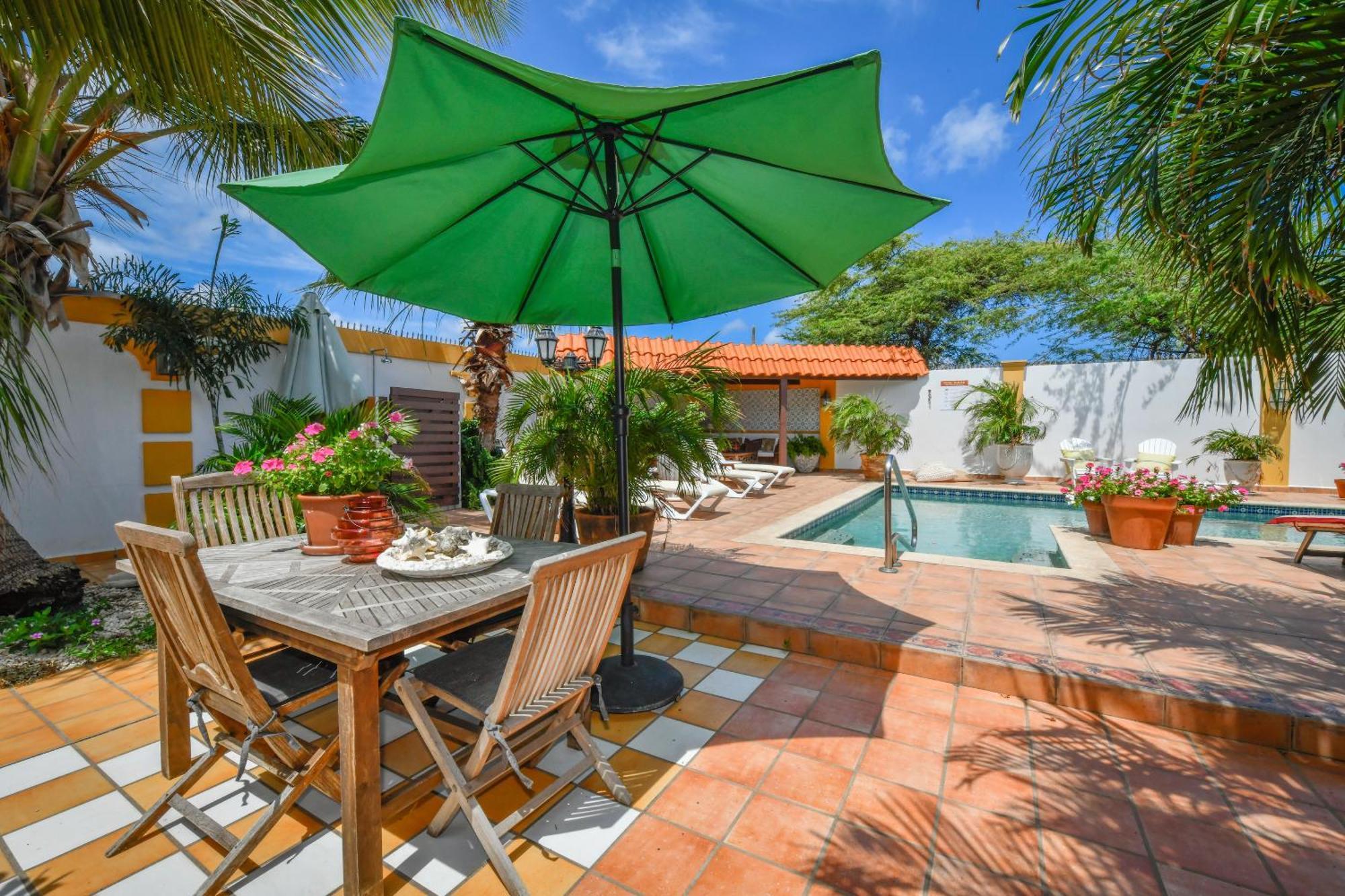 Brisas Studio Apartments Palm Beach Exterior foto