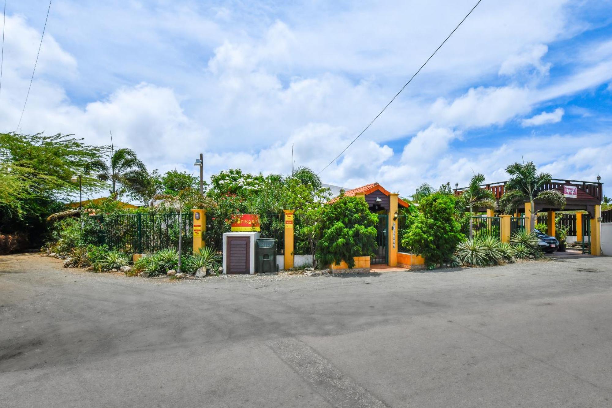 Brisas Studio Apartments Palm Beach Exterior foto