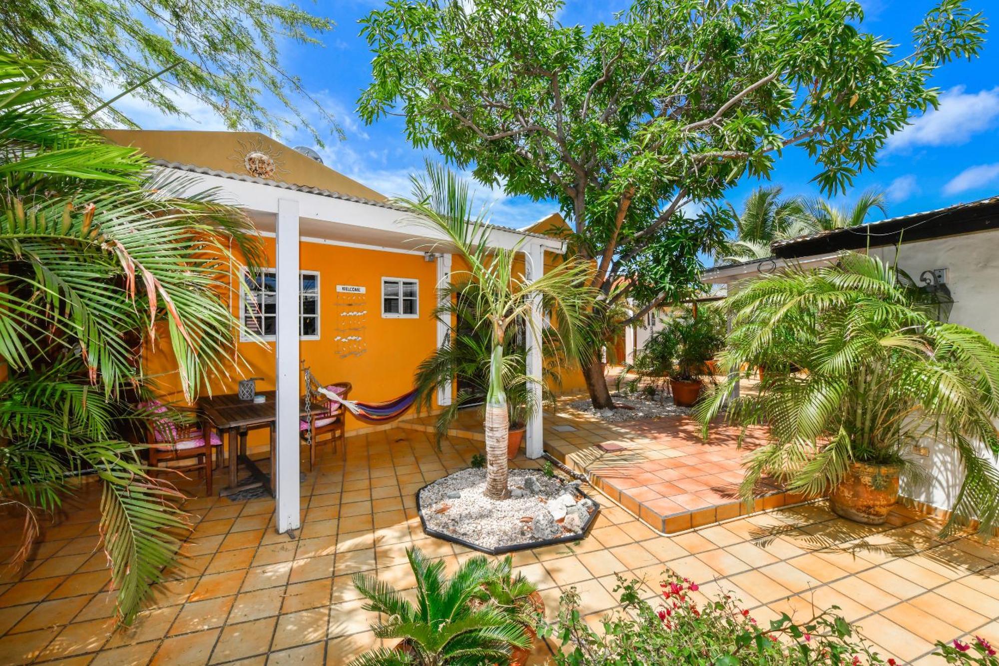 Brisas Studio Apartments Palm Beach Exterior foto