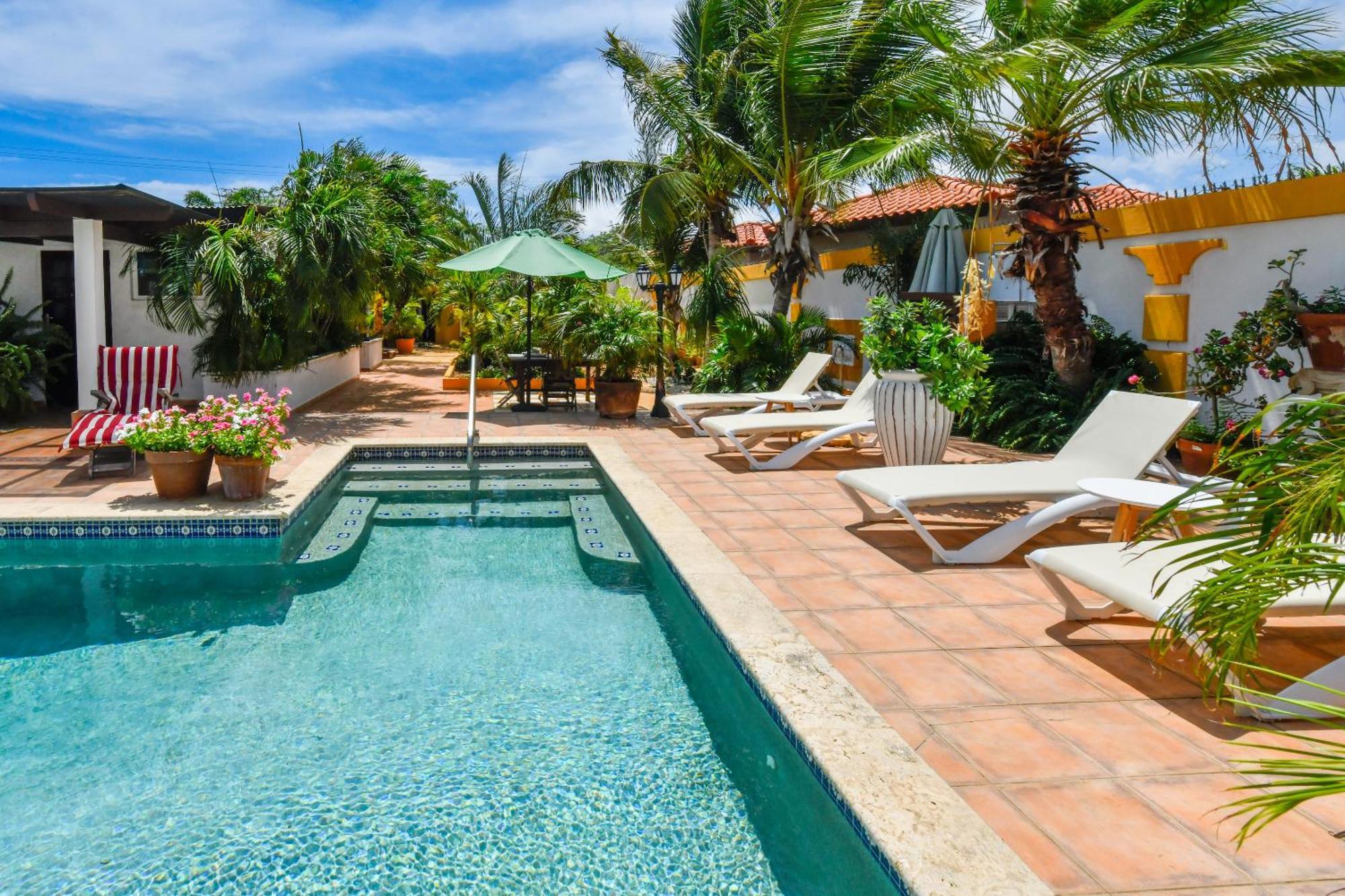 Brisas Studio Apartments Palm Beach Exterior foto