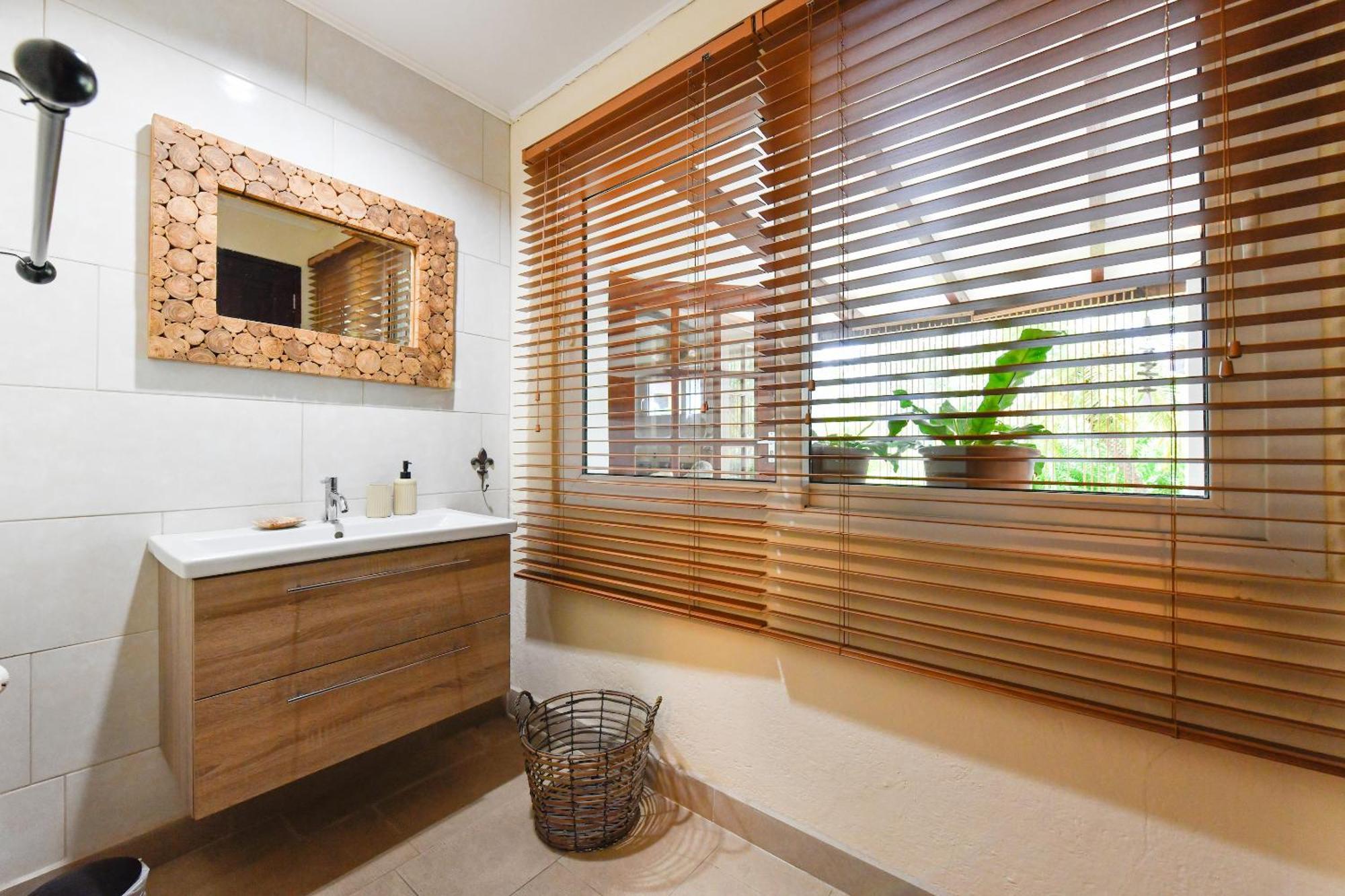 Brisas Studio Apartments Palm Beach Exterior foto