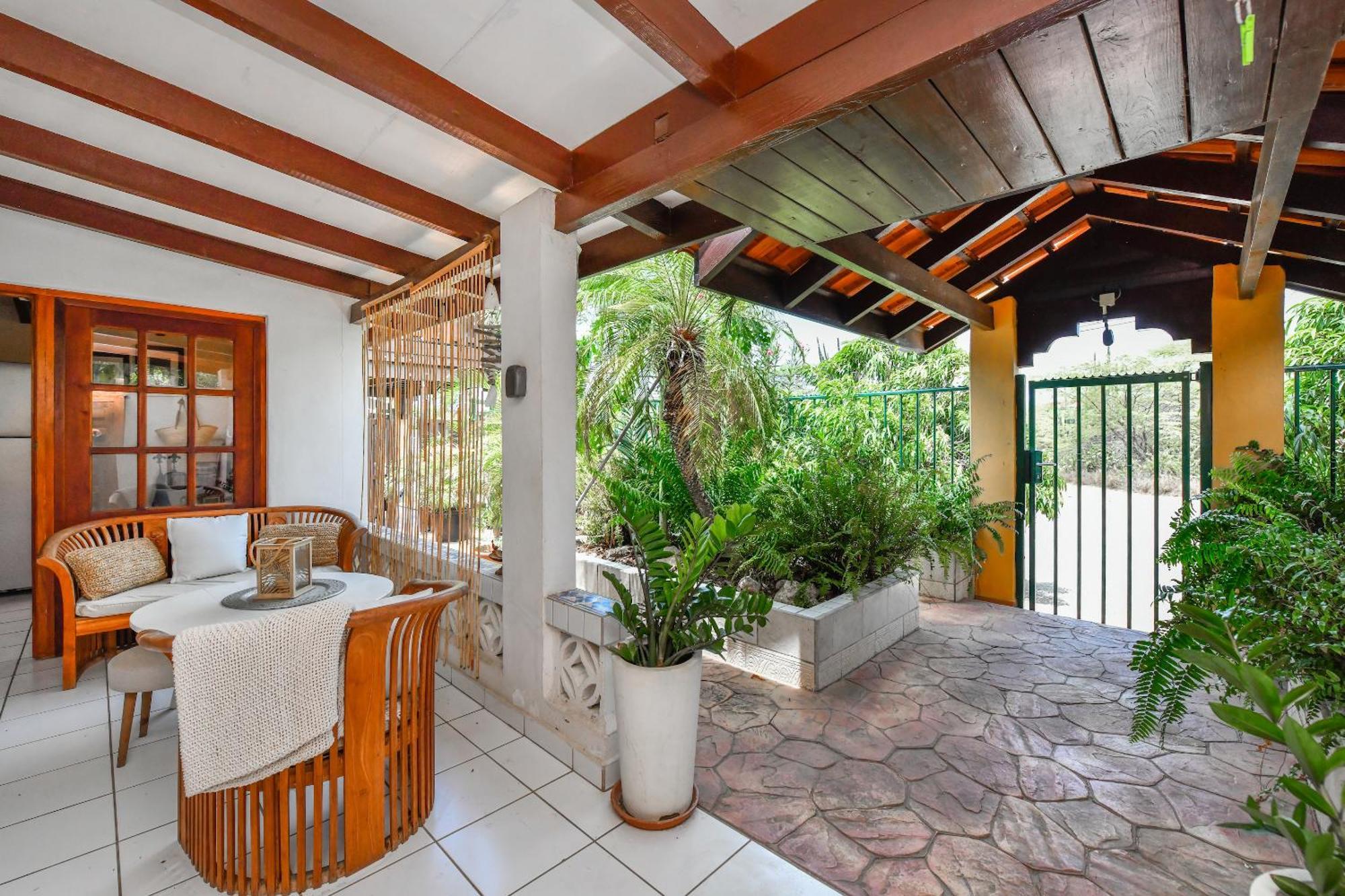 Brisas Studio Apartments Palm Beach Exterior foto