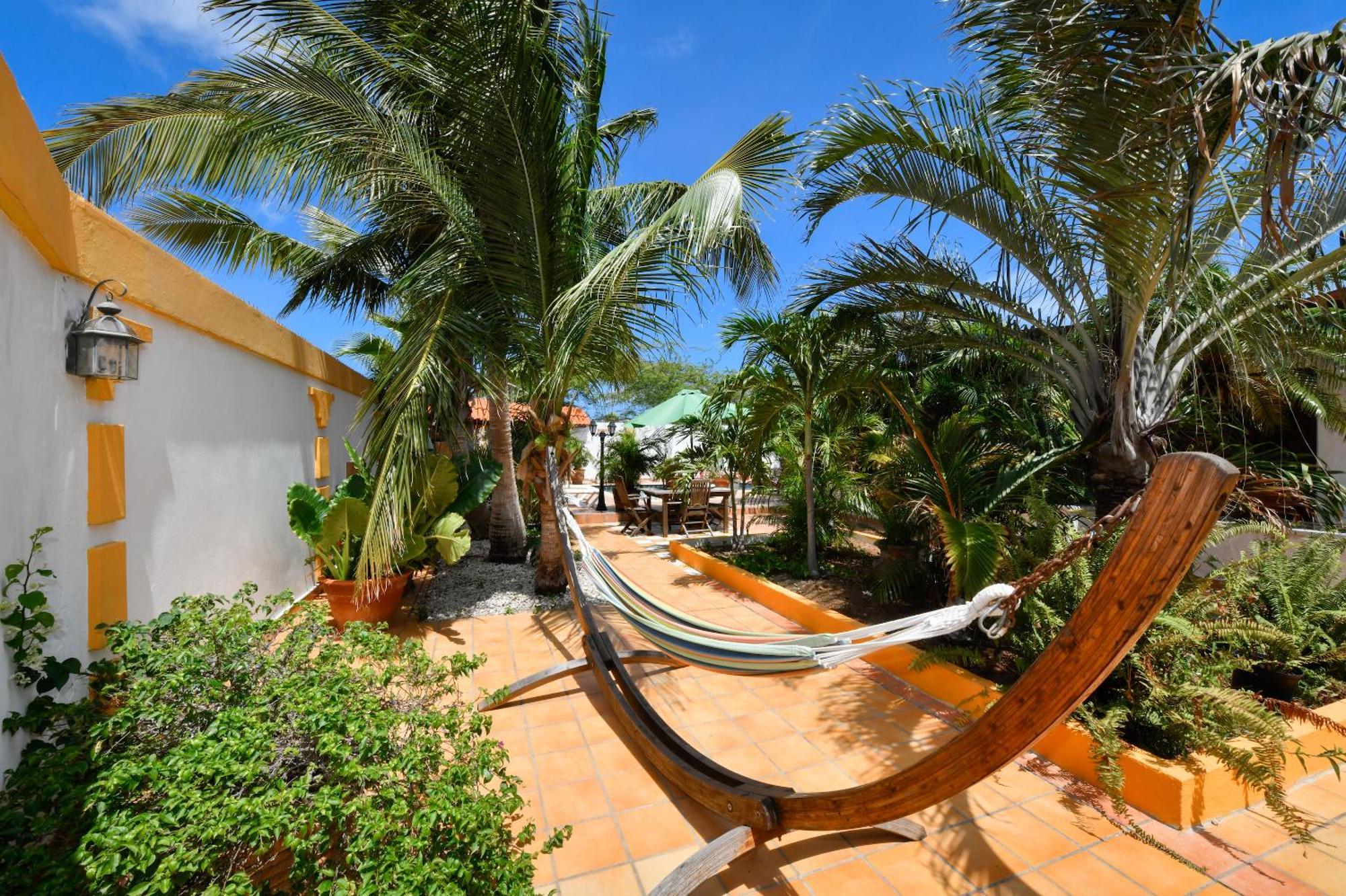 Brisas Studio Apartments Palm Beach Exterior foto