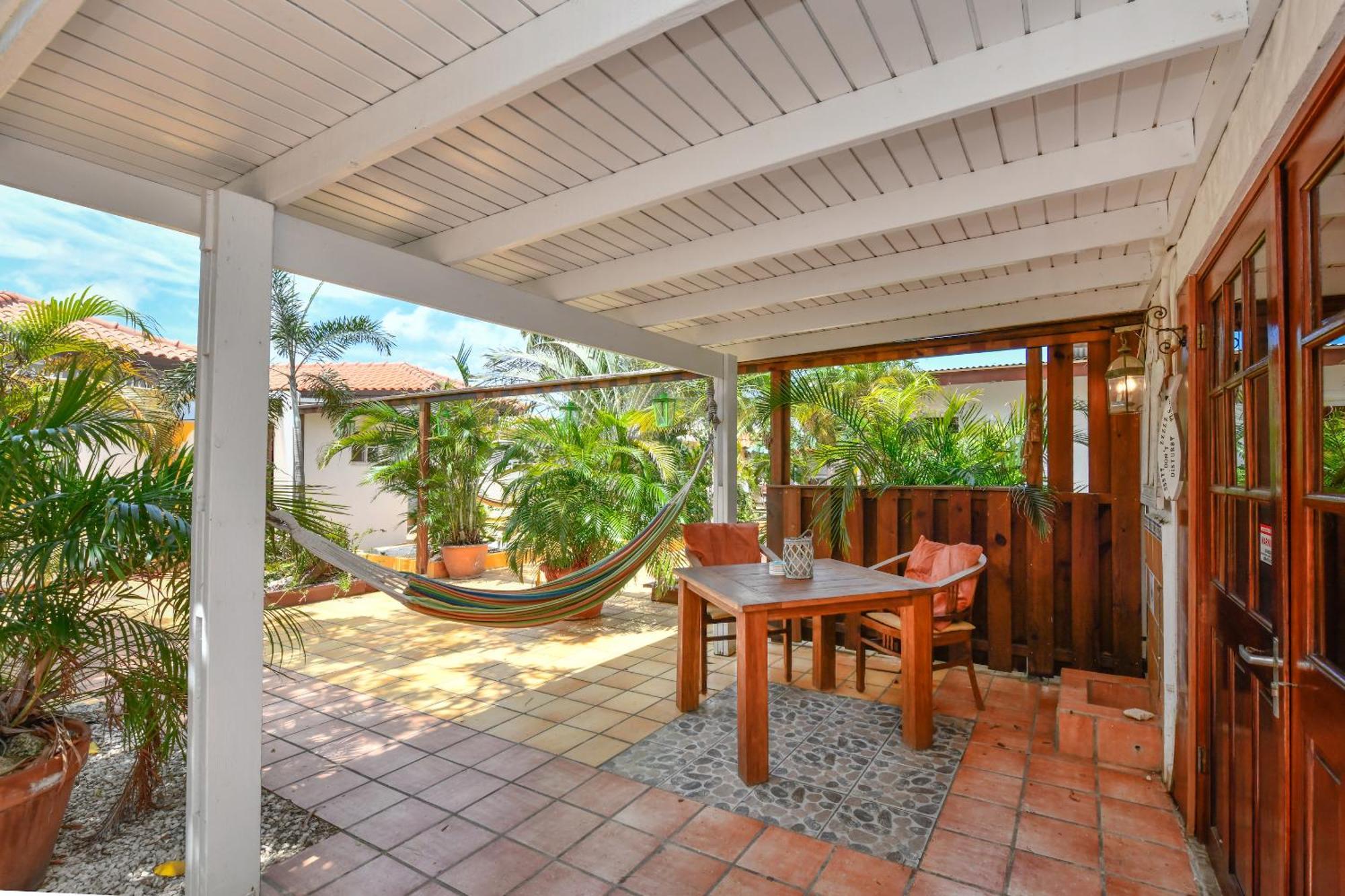 Brisas Studio Apartments Palm Beach Exterior foto
