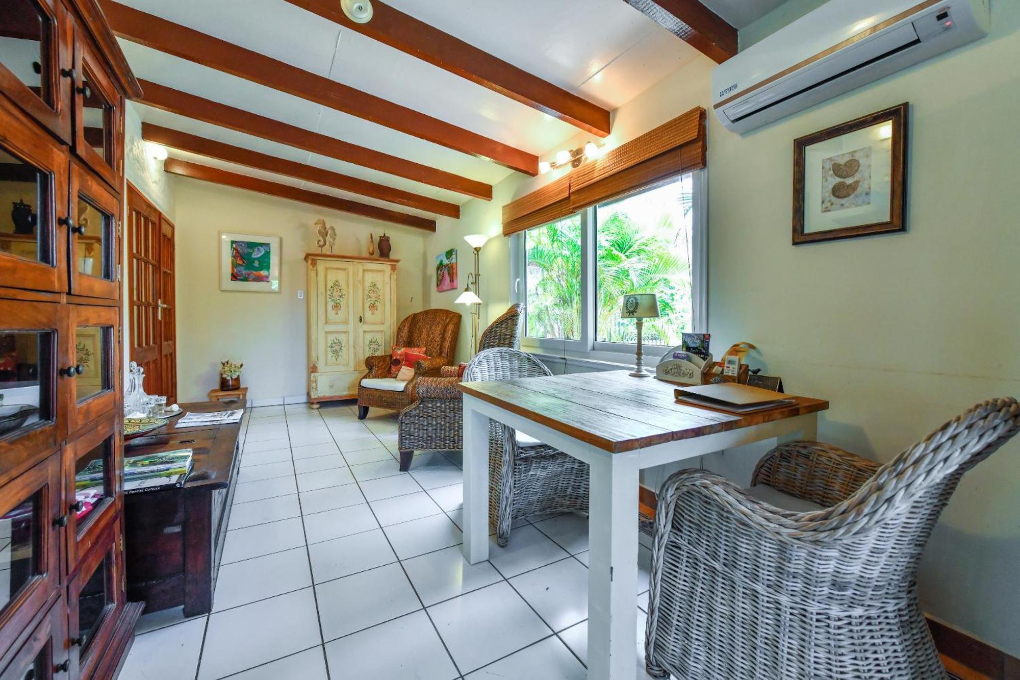 Brisas Studio Apartments Palm Beach Exterior foto