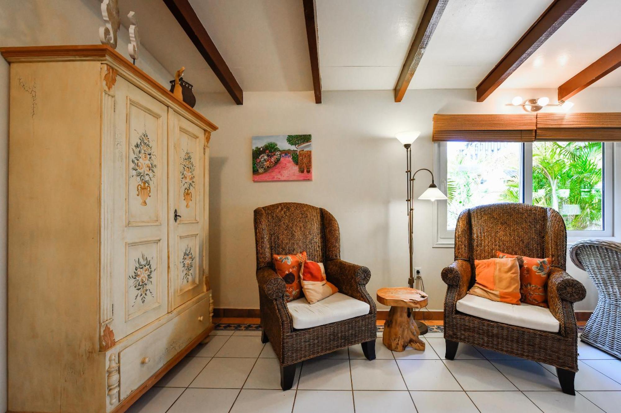 Brisas Studio Apartments Palm Beach Exterior foto