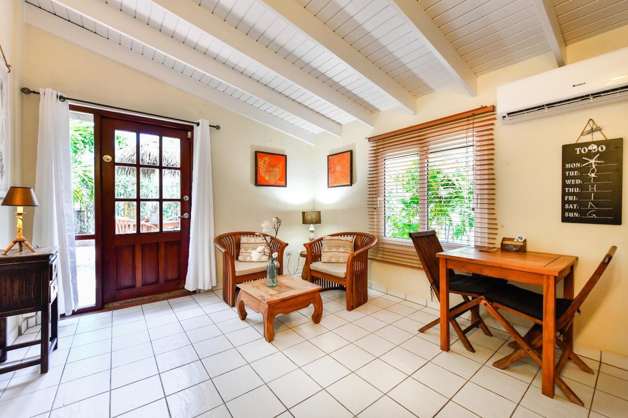 Brisas Studio Apartments Palm Beach Exterior foto