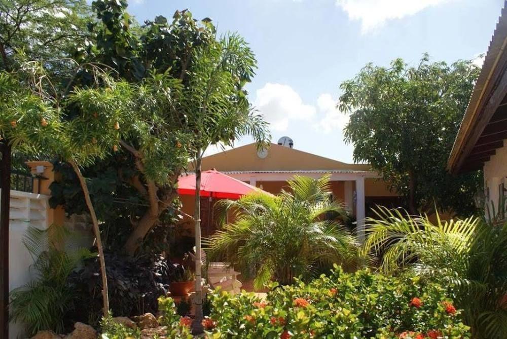Brisas Studio Apartments Palm Beach Exterior foto
