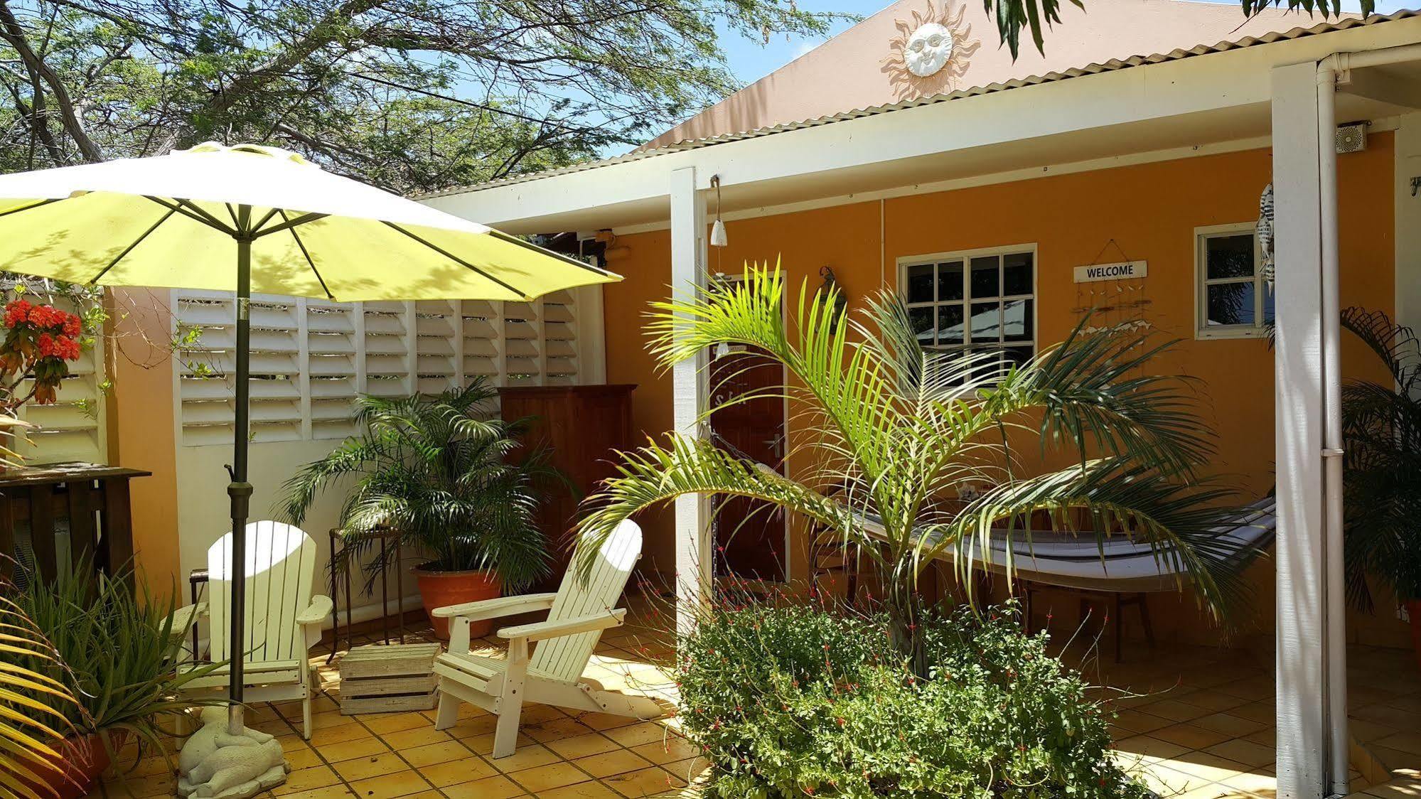 Brisas Studio Apartments Palm Beach Exterior foto