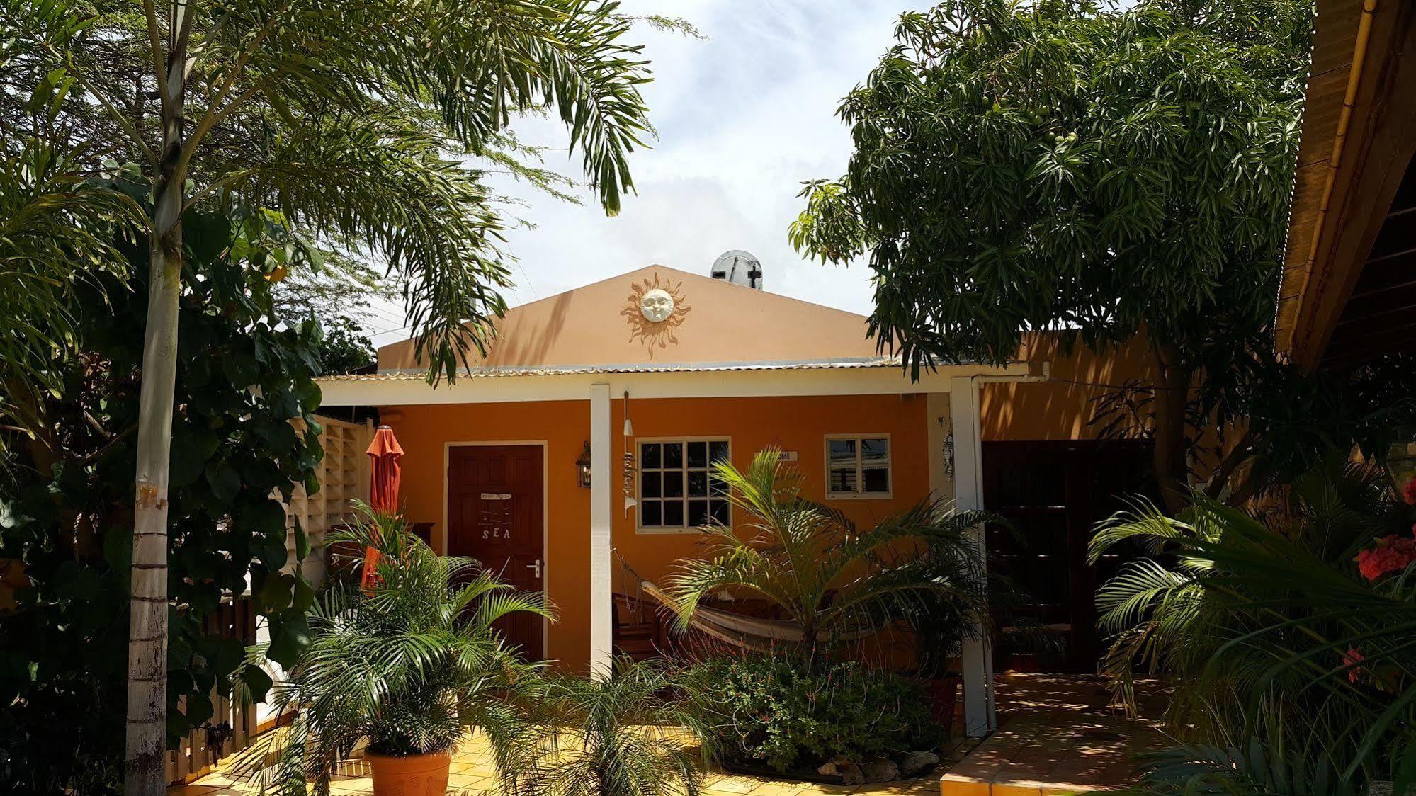Brisas Studio Apartments Palm Beach Exterior foto